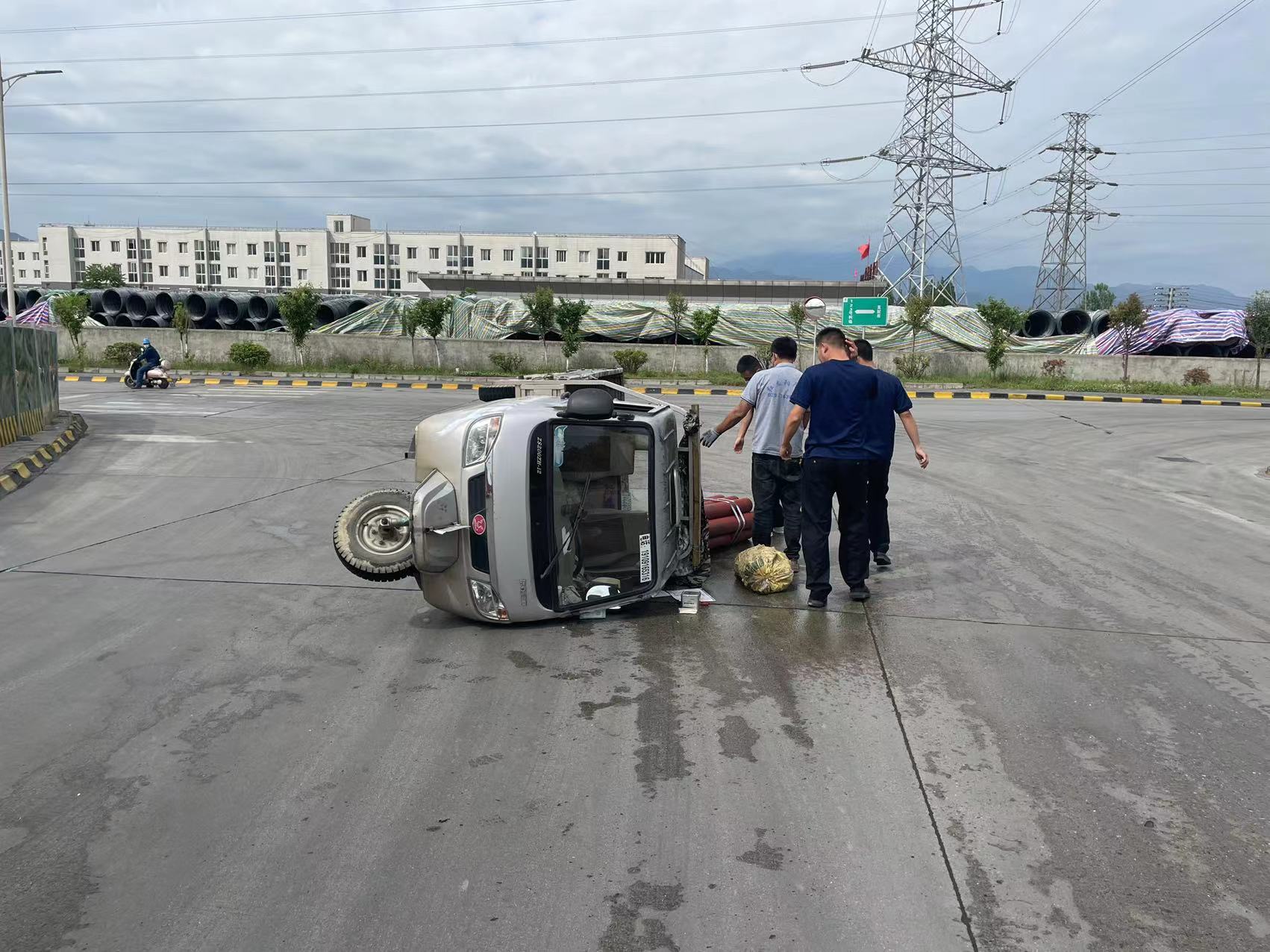 暖了！廠區(qū)一車輛側(cè)翻，公司專職消防隊巡查途中幫忙解困