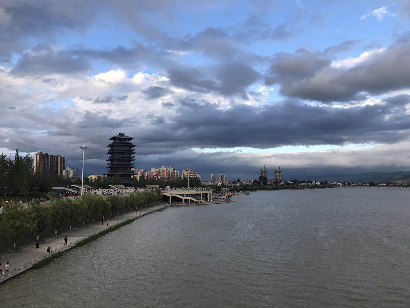 【鋼城文苑】涼風(fēng)習(xí)習(xí)，盛夏依舊